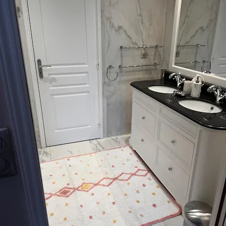 3 Bedrooms With Tour Eiffel View