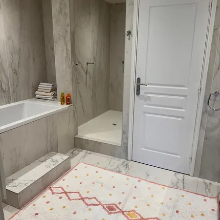 Апартаменты 3 Bedrooms With Tour Eiffel View