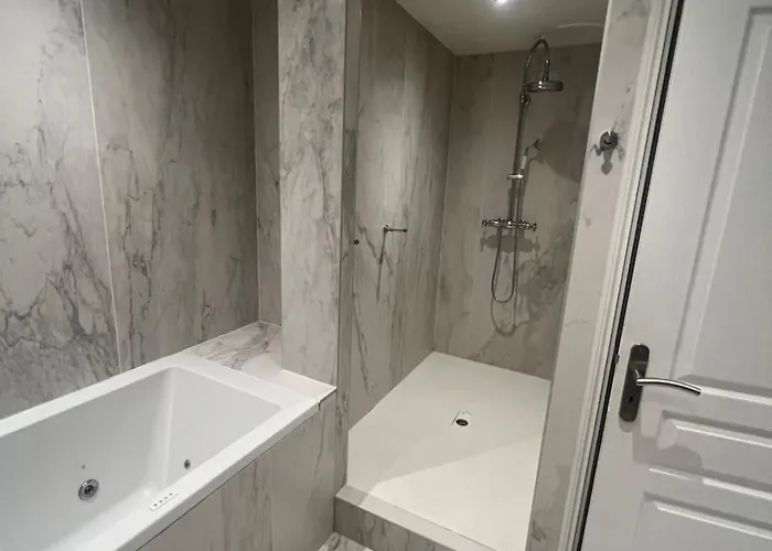 3 Bedrooms With Tour Eiffel View