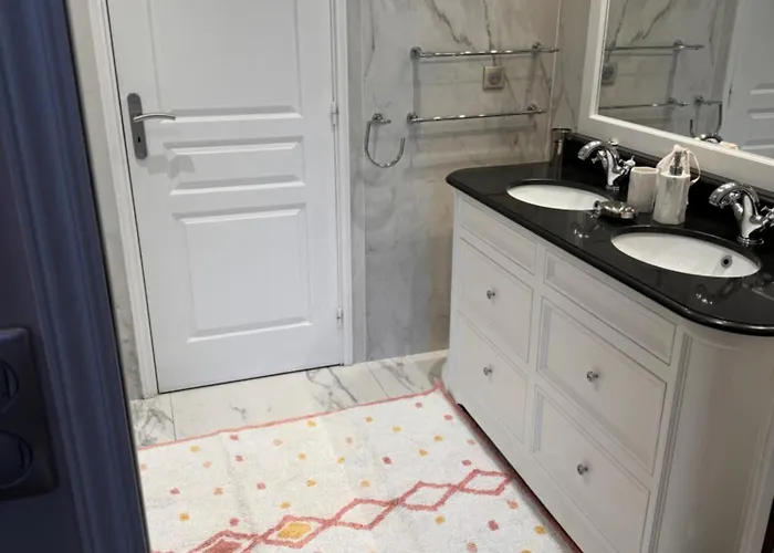 3 Bedrooms With Tour Eiffel View